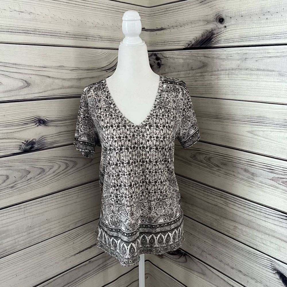 LUCKY Brand White Patterned Short Sleeve V Neck Top